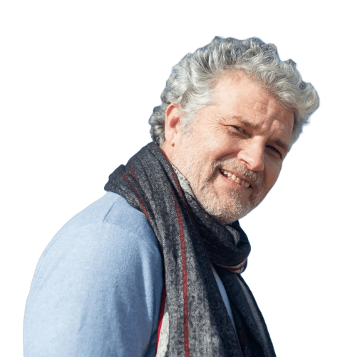 Man met sjaal kijkt in camera: Wat leer ik tijdens loopbaancoaching?